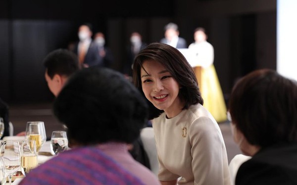 Netizens are feverish with the fashion sense of the First Lady of Korea