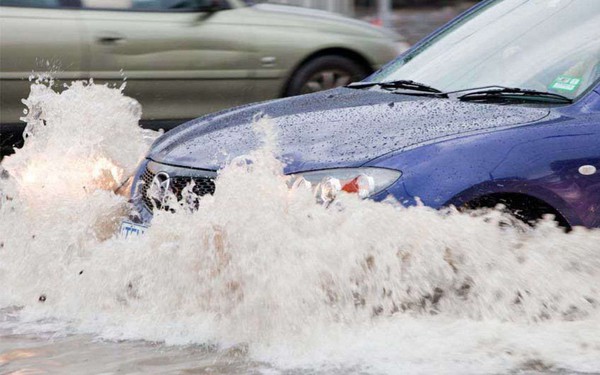 5 rules to help you drive safely in heavy rain