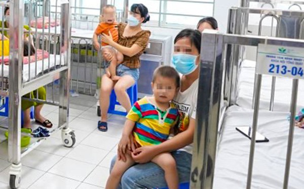 Bệnh viện Nhi Trung ương tiếp nhận gần 1000 ca TAY CHÂN MIỆNG: Cảnh báo 3 triệu chứng sớm báo hiệu bệnh trở nặng, cha mẹ cần lưu ý