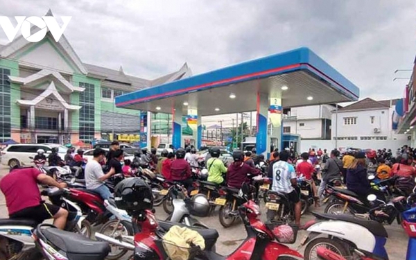 Many petrol stations in Laos are closed, people are waiting in line to buy gasoline