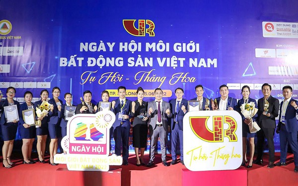 Đất Xanh Miền Tây tỏa sáng tại Lễ vinh danh nghề Môi giới BĐS 2022 Đất Xanh Miền Tây tỏa sáng tại Lễ vinh danh nghề Môi giới BĐS 2022