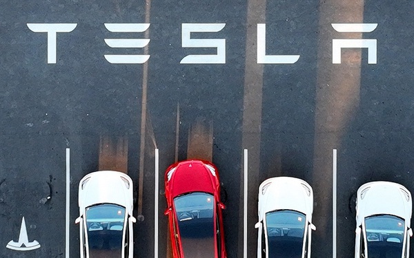 Tesla sa thải hàng trăm nhân sự, hầu hết làm theo giờ