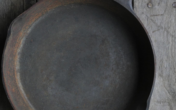 How to clean old, rusty cast iron pans with salt and oil simply