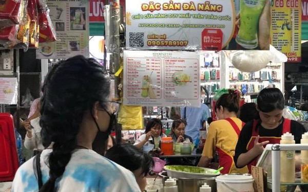 Famous Da Nang avocado ice cream shop more than 30 years old, selling more than a thousand cups a day, customers waiting in line