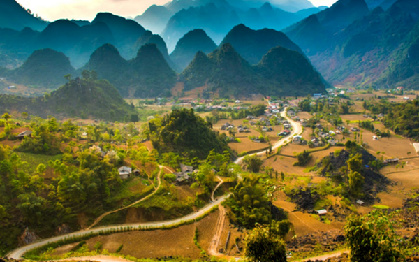 Traveling through Vietnam is called, shoulder to shoulder with international tours