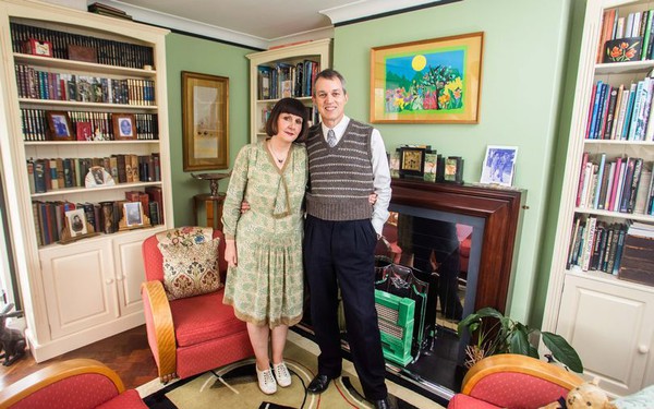 Loved by history, the couple designed the house in the style of the 1930s, using black and white televisions and landlines