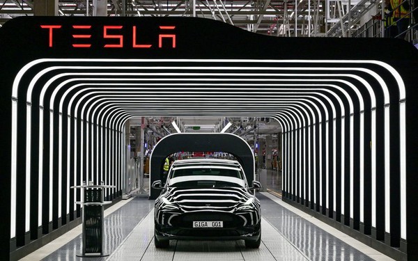 Mẫu xe Tesla Y trong lễ khai trương nhà máy Grünheide, Đức. (Ảnh: Reuters) Mẫu xe Tesla Y trong lễ khai trương nhà máy Grünheide, Đức. (Ảnh: Reuters)