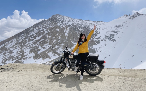 Ladakh: Ladakh - một thiên đường thiên nhiên nằm ở phía bắc Ấn Độ, với những ngôi chùa cổ kính, những cánh đồng mênh mông và những ngọn núi cao ngất. Thứ độc đáo của Ladakh là vẻ đẹp hoang sơ, tràn đầy sức sống và chất phác.