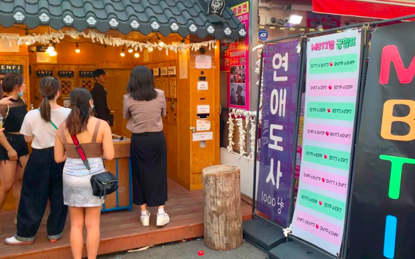 Một quầy đoán vận may sử dụng MBTI ở Seoul ngày 25/6. (Ảnh: CNN)
