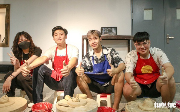 Đoàn Hải Minh, Nguyễn Hà Khoa cùng hai người bạn dành nửa ngày để trải nghiệm làm gốm - Ảnh: NGUYỄN HIỀN