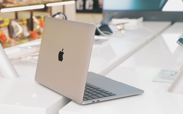 FPT Shop bất ngờ mở bán sớm MacBook Pro M2 2022