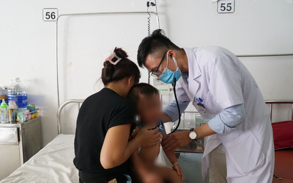 Bệnh nhi sốt xuất huyết điều trị tại Khoa Truyền nhiễm, Bệnh viện đa khoa vùng Tây Nguyên