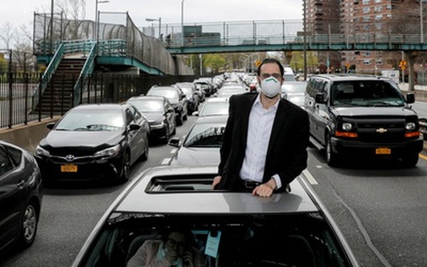 Một người đàn ông nhìn cảnh tắc đường ở thành phố New York, Mỹ - Ảnh: REUTERS