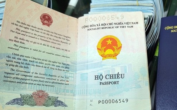 Phần Lan tạm dừng công nhận hộ chiếu mẫu mới màu xanh tím than của Việt Nam - Ảnh: ĐẠI SỨ QUÁN PHÁP