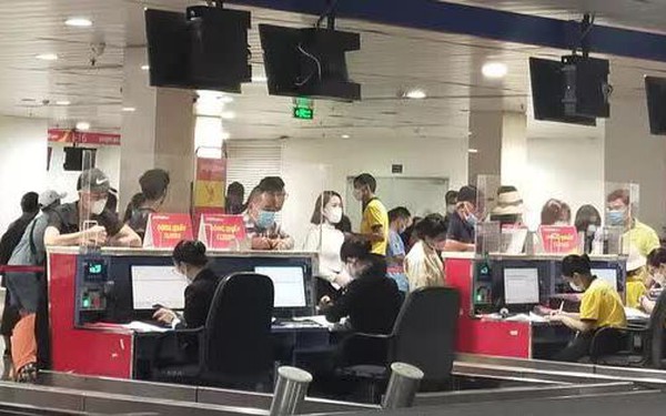 Hành khách làm thủ tục hàng không tại sân bay Tân Sơn Nhất (TP HCM) - Ảnh: Dương Ngọc
