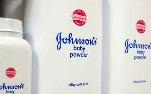 Những chai phấn rôm của Johnson & Johnson - Ảnh: REUTERS