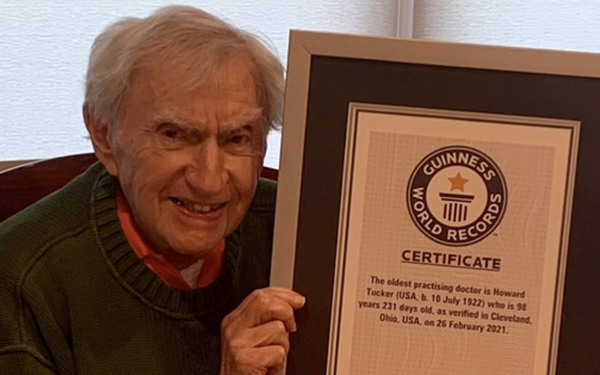 Bác sĩ người Mỹ Howard Tucker cầm tấm bằng xác nhận kỷ lục là bác sĩ lớn tuổi nhất thế giới còn đang hành nghề của Guiness - Ảnh: Gia đình bác sĩ Tucker