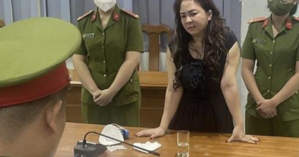 Bà Nguyễn Phương Hằng lúc nghe lệnh bắt Bà Nguyễn Phương Hằng lúc nghe lệnh bắt