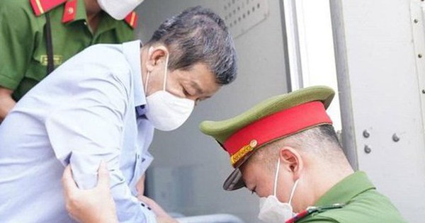 Bị cáo Trần Thanh Liêm được đưa tới phiên toà Bị cáo Trần Thanh Liêm được đưa tới phiên toà