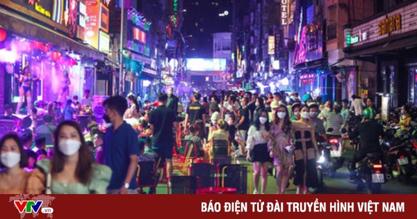 Phố đi bộ Bùi Viện nhộn nhịp về đêm. (Ảnh: NLĐ) Phố đi bộ Bùi Viện nhộn nhịp về đêm. (Ảnh: NLĐ)