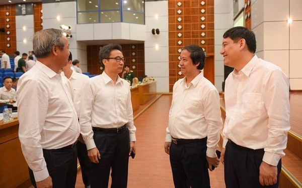 Phó Thủ tướng Vũ Đức Đam trao đổi với Bộ trưởng Bộ Giáo dục và đào tạo Nguyễn Kim Sơn và Chủ nhiệm Ủy ban Văn hóa, Giáo dục Nguyễn Đắc Vinh (ngoài cùng bên phải) tại Hội nghị.