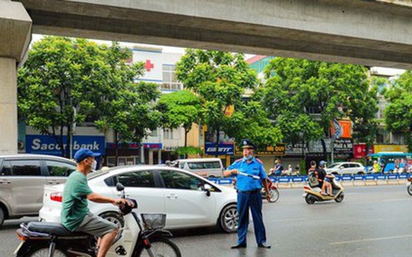 Bỡ ngỡ ngày đầu tách làn ôtô, xe máy trên đường Nguyễn Trãi