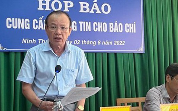 Ông Thái Phương Phiên (người đứng, Giám đốc BVĐK Ninh Thuận) thừa nhận có sự sai sót trong xét nghiệm nồng độ cồn nữ sinh Hồ Hoàng Anh tại buổi họp báo ngày 2/8. Ảnh LỮ HỒ.