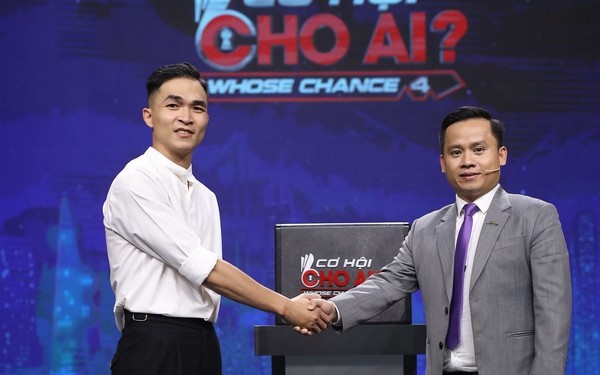La Chí Hùng đã chọn Sếp Quyền - Thắng Lợi thay vì Sếp Nga - Elise hoặc Sếp Thuấn - Bảo Ngọc. La Chí Hùng đã chọn Sếp Quyền - Thắng Lợi thay vì Sếp Nga - Elise hoặc Sếp Thuấn - Bảo Ngọc.