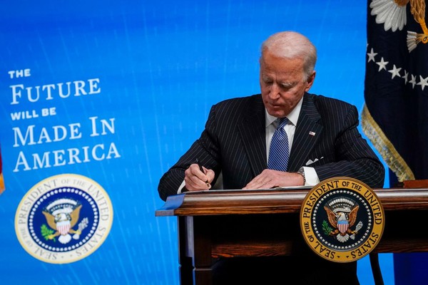 Tổng thống Mỹ Joe Biden ký đạo luật CHIPS. Ảnh E&T Tổng thống Mỹ Joe Biden ký đạo luật CHIPS. Ảnh E&T