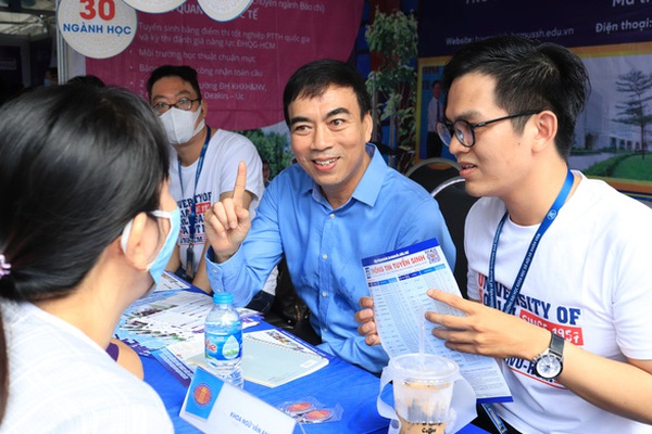 Thí sinh tìm hiểu thông tin tuyển sinh Trường đại học Khoa học xã hội và Nhân văn (Đại học Quớc gia TP.HCM) - Ảnh: TRẦN NAM Thí sinh tìm hiểu thông tin tuyển sinh Trường đại học Khoa học xã hội và Nhân văn (Đại học Quớc gia TP.HCM) - Ảnh: TRẦN NAM