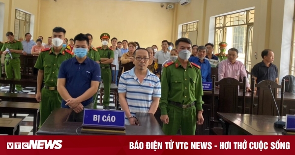 Hai bị cáo Hoàng Văn Ngọc và Huỳnh Tấn Vỹ tại phiên tòa sơ thẩm.