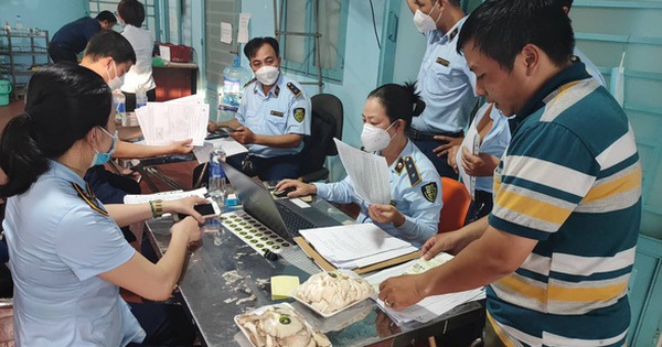Đến tối 21-9, cơ quan chức năng vẫn đang kiểm tra các thông tin, đặc biệt về tem nhãn đối với sản phẩm nấm của Công ty Đông A - Ảnh: NGUYỄN TRÍ Đến tối 21-9, cơ quan chức năng vẫn đang kiểm tra các thông tin, đặc biệt về tem nhãn đối với sản phẩm nấm của Công ty Đông A - Ảnh: NGUYỄN TRÍ