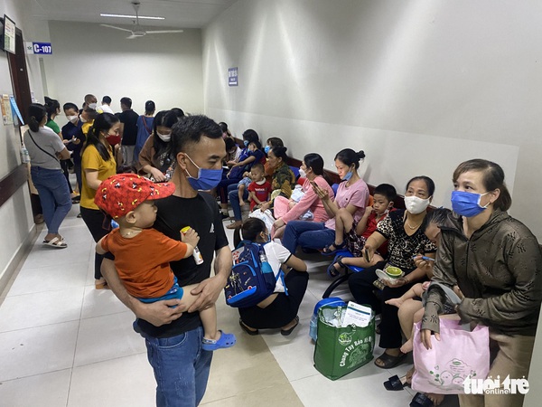 Nhiều khu vực tại khoa khám bệnh Bệnh viện Nhi trung ương không còn đủ ghế để bệnh nhân và người nhà ngồi chờ đến lượt vào khám - Ảnh: NGUYÊN BẢO