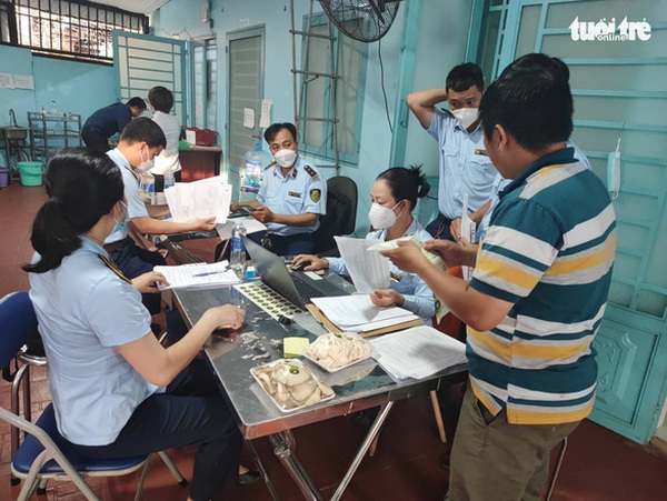 Tối 21-9, đoàn kiểm tra liên ngành gồm đại diện Cục Quản lý thị trường, Ban Quản lý an toàn thực phẩm... kiểm tra tại Công ty Đông A - một đơn vị kinh doanh được báo Tuổi Trẻ nêu tên trong loạt bài "Phanh phui rau VietGAP dỏm" - Ảnh: N.TRÍ Tối 21-9, đoàn kiểm tra liên ngành gồm đại diện Cục Quản lý thị trường, Ban Quản lý an toàn thực phẩm... kiểm tra tại Công ty Đông A - một đơn vị kinh doanh được báo Tuổi Trẻ nêu tên trong loạt bài "Phanh phui rau VietGAP dỏm" - Ảnh: N.TRÍ
