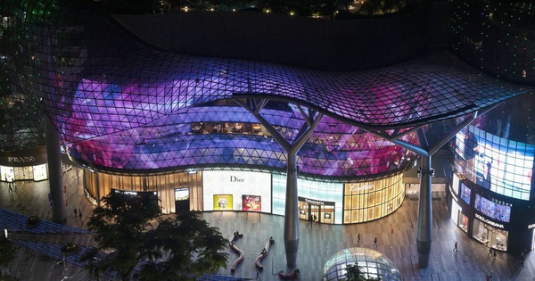 Một trung tâm thương mại sang trọng ở khu Orchard Road (Singapore) - Ảnh: BLOOMBERG Một trung tâm thương mại sang trọng ở khu Orchard Road (Singapore) - Ảnh: BLOOMBERG