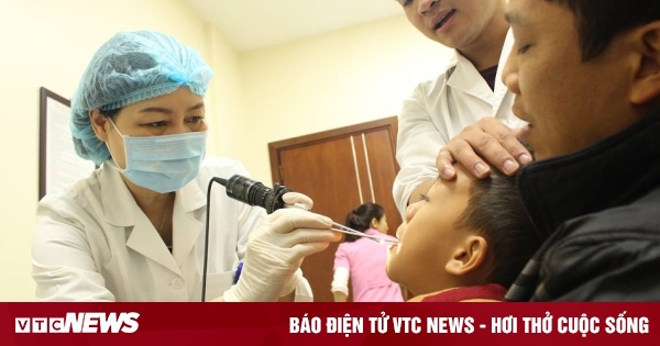 BS An khám cho bệnh nhi. BS An khám cho bệnh nhi.