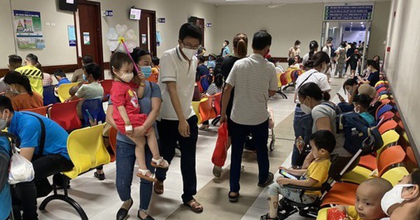 Sáng 21-9, khoa khám bệnh, Bệnh viện Nhi trung ương rất đông người chờ khám - Ảnh: NGUYÊN BẢO Sáng 21-9, khoa khám bệnh, Bệnh viện Nhi trung ương rất đông người chờ khám - Ảnh: NGUYÊN BẢO