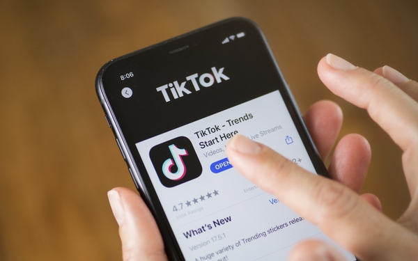 TikTok: Đã đến lúc để khám phá những video TikTok thú vị và đầy sáng tạo. Từ những màn nhảy cực chất, đến những màn biểu diễn ấn tượng, hãy để bản thân trở nên năng động và tươi mới với TikTok.