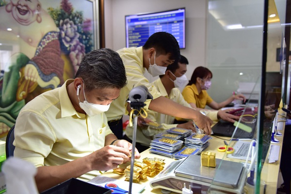 Giá vàng miếng SJC bất ngờ giảm hơn 1 triệu đồng/lượng - Ảnh: NGỌC PHƯỢNG. Giá vàng miếng SJC bất ngờ giảm hơn 1 triệu đồng/lượng - Ảnh: NGỌC PHƯỢNG.