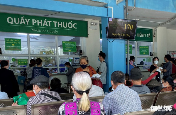Người dân ngồi chờ nhận thuốc bảo hiểm y tế tại Bệnh viện quận 12 (TP.HCM) - Ảnh: XUÂN MAI Người dân ngồi chờ nhận thuốc bảo hiểm y tế tại Bệnh viện quận 12 (TP.HCM) - Ảnh: XUÂN MAI