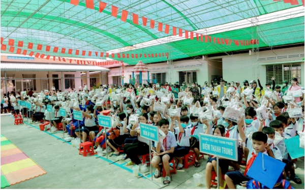 CapitaLand Development hỗ trợ dụng cụ học tập cho 1.400 học sinh tại Việt Nam