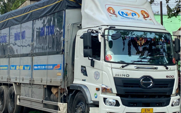 Xe tải chở hàng Bắc Nam nguyên chuyến