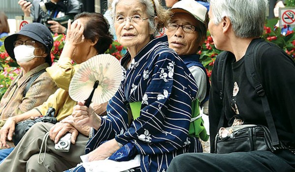 Người 100 tuổi ở Nhật... nhiều quá, chính phủ hết khả năng tặng quà