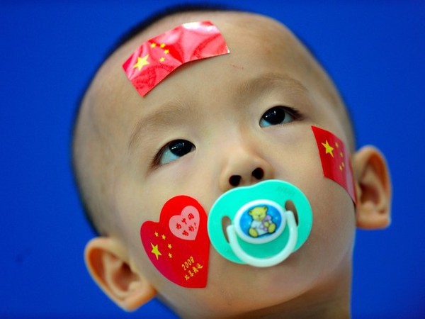 Trung Quốc chính thức bỏ chính sách 1 con
