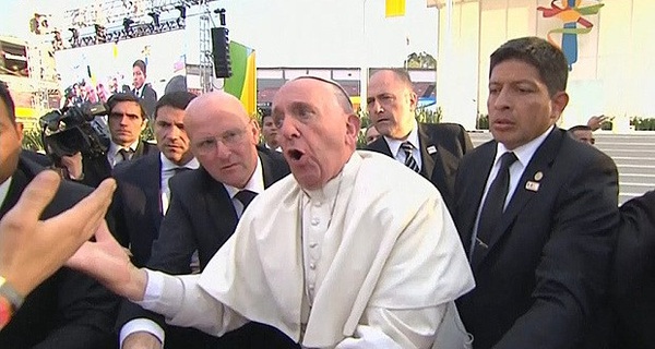 Giáo hoàng nổi cáu bất ngờ sau khi bị fan kéo ngã ở Mexico