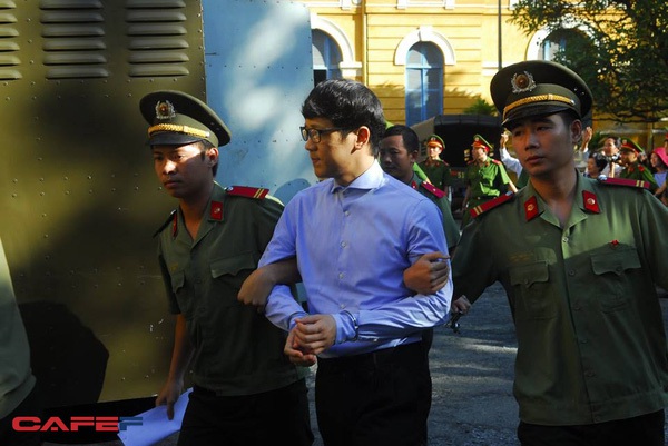 Hình ảnh của Phan Thành Mai trước giờ xử đại án Phạm Công Danh ở Ngân hàng Xây dựng