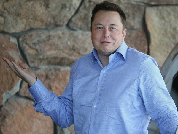 Câu trả lời không đỡ được của Elon Musk khi em họ ông hỏi mua xe Tesla với "giá người nhà"