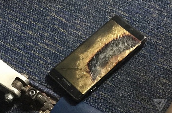Samsung chính thức phản hồi về vụ Note 7 thay pin bốc khói trên máy bay