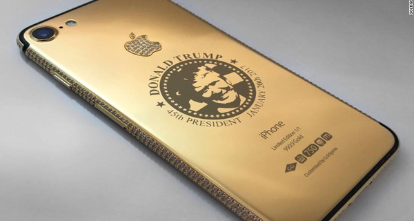 Chẳng cần tự truyện hay diễn văn, Donald Trump khẳng định thương hiệu qua iPhone bằng vàng