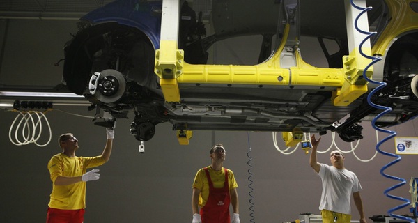 Robot đang bị thay thế bởi người lao động tại Mercedes Benz